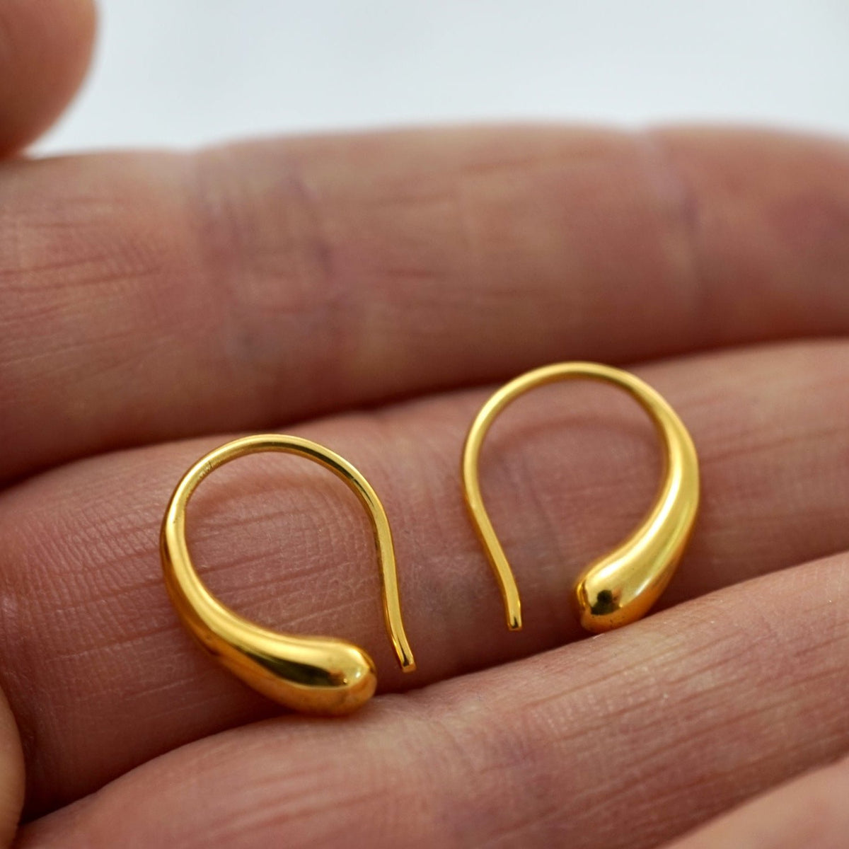 Minimalist Raindrop Hoops Horseshoe Earrings Gold  (290GP)