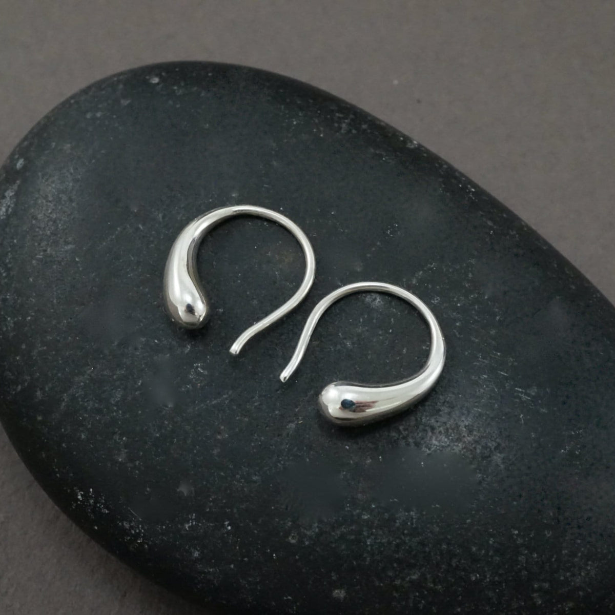 Minimalist Raindrop Earrings - Horseshoe Hoops Gold (290)