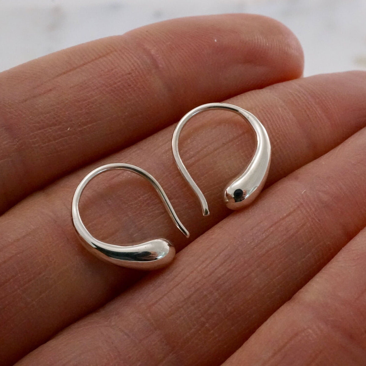 Minimalist Raindrop Earrings - Horseshoe Hoops Gold (290)