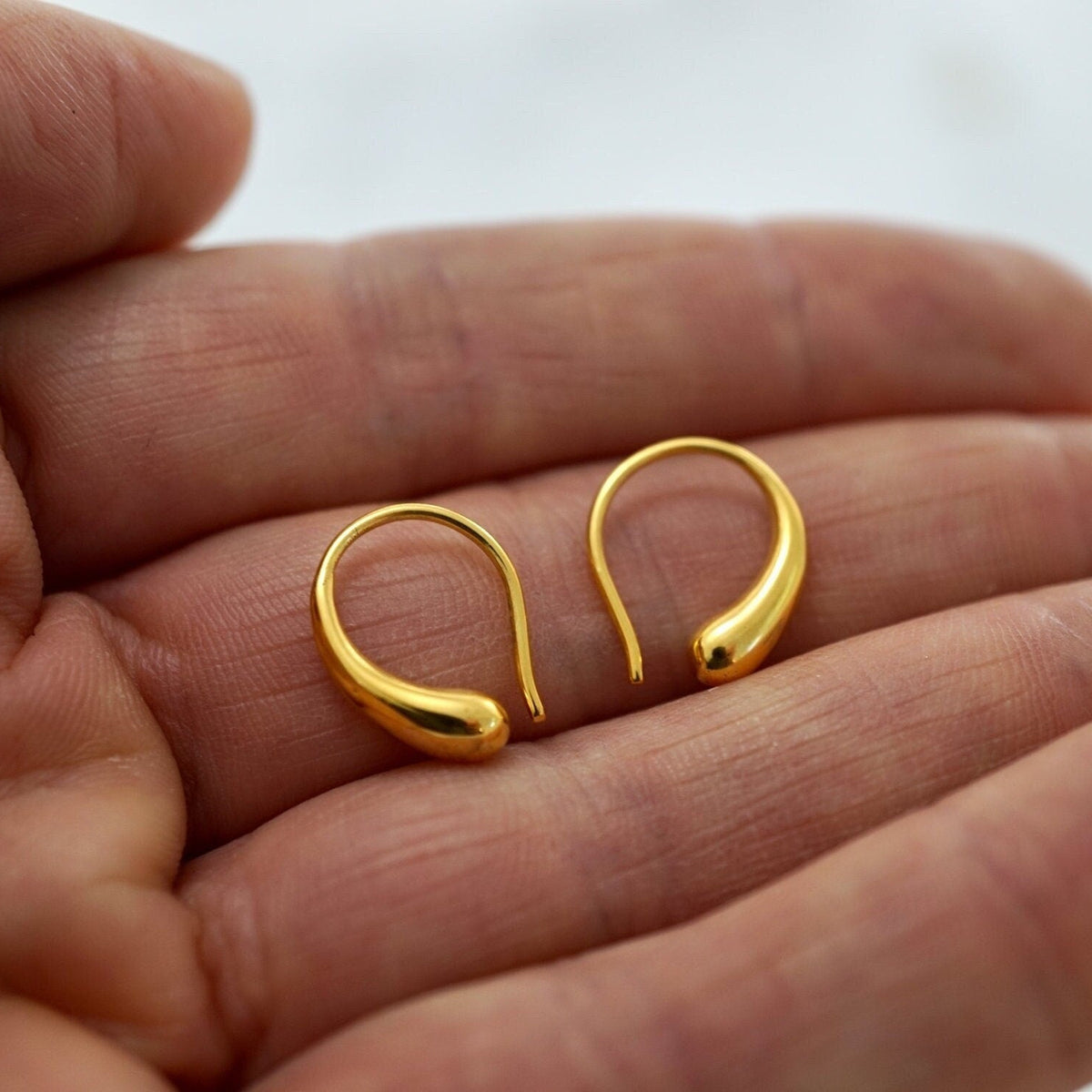Minimalist Raindrop Earrings - Horseshoe Hoops Gold (290)